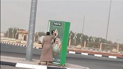 لقطة عفوية ليمني يمسح الغبار عن صورة الملك سلمان ويخطف قلوب الملايين بالسعودية 