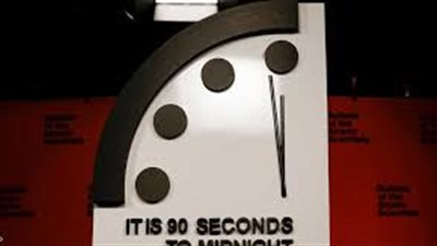 هل اقتربت البشرية من نهايتها؟.. العلماء يحركون عقارب ساعة يوم القيامة إلى 85 ثانية قبل منتصف الليل