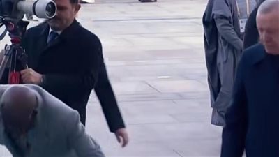 خلال مراسم استقباله.. الرئيس النيجيري يتعثر خلال سيره مع نظيره التركي في أنقرة
