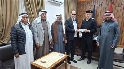 بصحبته مشايخ البدو.. رئيس مدينة نويبع يهنئ رجال الشرطة بعيدهم