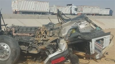 مصرع شخص وإصابة آخر إثر انقلاب سيارة نقل على طريق السويس - القاهرة