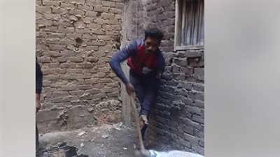 اللي مع ربنا ميغلبش.. شاب من ذوي الهمم يقهر الإعاقة ويكسب رزقه من قلب مواقع البناء: بصرف على أمي