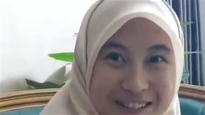  بعد مقابلة الإمام الأكبر.. الطالبة الإندونيسية ييلي بوترياني: أهداني مؤلفاته 