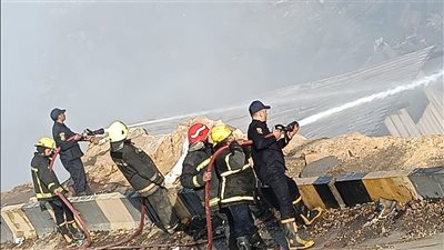 بعد 5 ساعات من الاشتعال.. الحماية المدنية تجري عملية التبريد لحريق منازل الزرايب في القاهرة | صور