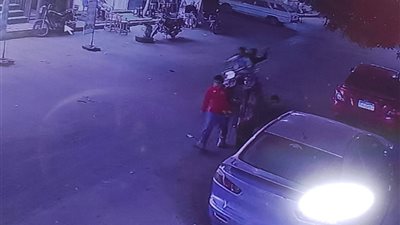 بعد تداول فيديو.. ضبط المتهمين بصفع شاب خلال استقلالهما موتوسيكل في قنا
