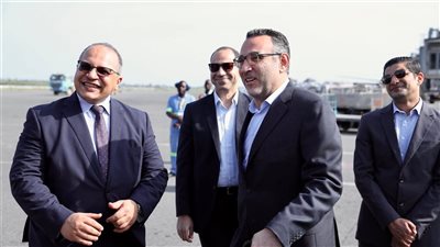 سفير مصر في تنزانيا يستقبل بعثة الأهلي فور الوصول إلى زنجبار 