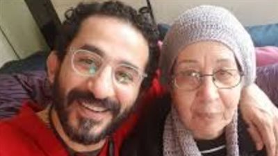 تعرض والدة أحمد حلمي لأزمة صحية.. وشقيقة الفنان تطلب الدعاء لها