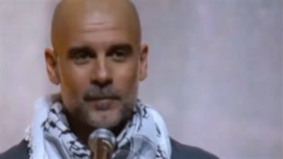 جوارديولا يرتدي الكوفية الفلسطينية ويتحدث في خطاب بمدينة برشلونة عن غزة