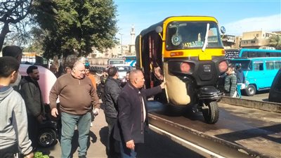 بتوجيهات محافظ القاهرة.. حملة لرفع التكاتك من الشوارع الرئيسية بالزيتون والساحل | صور