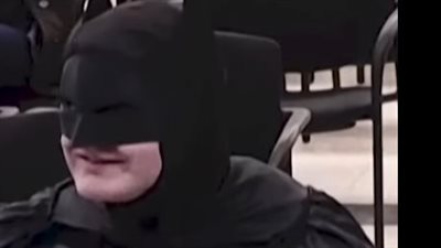 إذا لم تتحركوا فأنتم خونة.. باتمان يقتحم اجتماعًا رسميًا في كاليفورنيا ويهاجم سلطات المدينة| ما القصة؟