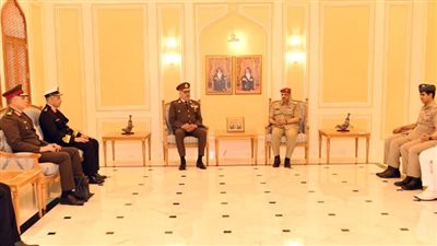 الفريق أحمد خليفة رئيس أركان حرب القوات المسلحة يعود إلى أرض الوطن عقب انتهاء زيارته إلى عُمان
