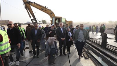 خلال تفقده أعمال فك كوبري السيدة عائشة.. محافظ القاهرة يطالب بتوضيح المسارات البديلة حتى انتهاء عملية الإزالة 