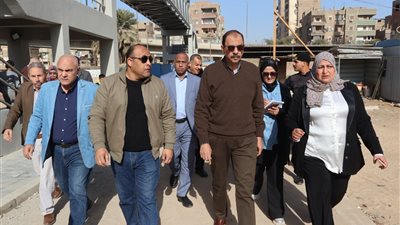 محافظ سوهاج يتفقد كوبري المشاة أعلى مزلقان السكة الحديد بمنطقة الـ 3 كباري