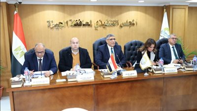 محافظ الجيزة يوجه برفع درجة الاستعداد القصوى وتجهيز مخرات السيول للتعامل مع الأمطار