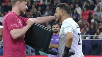 مستر بيست يذهل الجماهير بمحاولة رشوة حارس المرمى بـ 100 ألف دولار في مباراة إحياء الأمل بقطر| صور