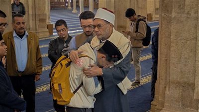 عميد أصول الدين الأسبق بالأزهر يحتضن طالبا إندونيسيا بعد وفاة والدته وسط تأثر الحاضرين