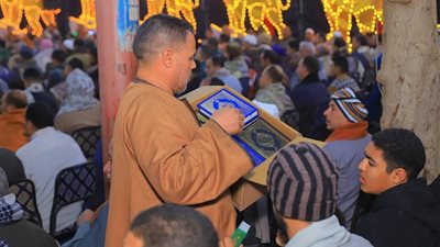 بحضور نجم دولة التلاوة محمد أبو العلا.. عريس يوزّع 1000 مصحف بدل السجائر في ليلة زفافه بسوهاج| صور