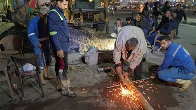 بعد شكاوى المواطنين.. إصلاح كسر بخط الطرد العمومي بشارع الجلاء غرب المنصورة 