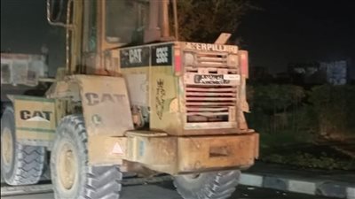 إصابة 3 أشخاص في تصادم موتوسيكل ولودر بالسويس 