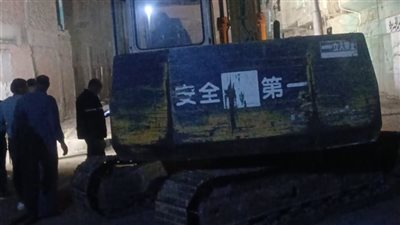 استعدادًا لهدمه.. وصول معدات ثقيلة إلى العقار المائل بمحلة أبو علي في المحلة الكبرى