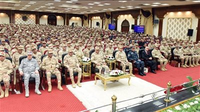 وزير الدفاع والإنتاج الحربي يلتقي بعدد من قادة وضباط القوات المسلحة