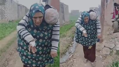 الأرض أرضنا.. سيدة تزعم منع جيرانها مرور كرسي نجلها من ذوي الاحتياجات الخاصة: عنده 26 سنة وبشيله على ضهري