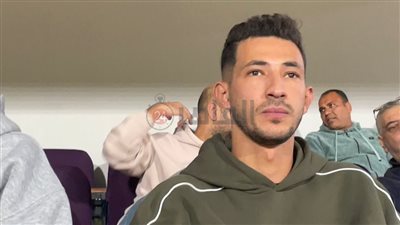 أحمد فتوح يدعم الزمالك من مقصورة ستاد السويس خلال مباراة المصري بالكونفدرالية 