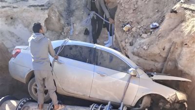 سقوط ملاكي في إحدى حفر أعمال البنية التحتية بشارع علم الروم بمطروح