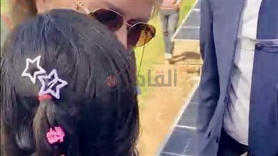 بالأحضان والورود.. طفلة المريس تخطف قلب سفيرة الاتحاد الأوروبي في جولة تنموية بالأقصر