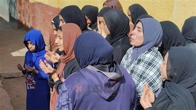 رفضوا يسيبوا المقابر.. زملاء طالبة الإعدادية المتوفاة قبل النتيجة يقرأون لها القرآن بعد دفنها بالمنوفية