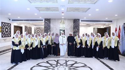 مستشارة شيخ الأزهر تكرم طلاب معهد الشفاء الإسلامي التابع لمؤسسة بناء المستقبل بإندونيسيا