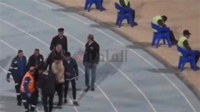 إنقاذ مشجع من جماهير المحلة بعد تعرضه لتشنجات خلال مباراة سيراميكا والمحلة باستاد الإسماعيلية