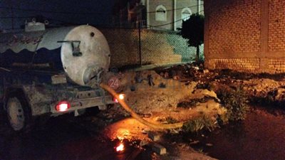 جانب من إزالة تجمعات مياه