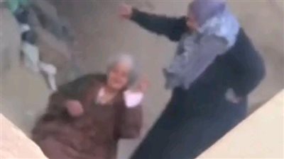 وسط الشارع.. ضبط سيدة تعدت على والدتها المسنة بالضرب والسحل في قرية بهنباي بالزقازيق