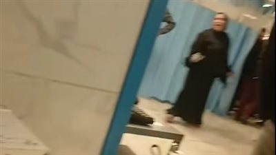 النزيف مكنش بيقف.. فحص فيديو متداول لسيدة تستغيث داخل مستشفى قصر العيني لإنقاذ حياة نجلها