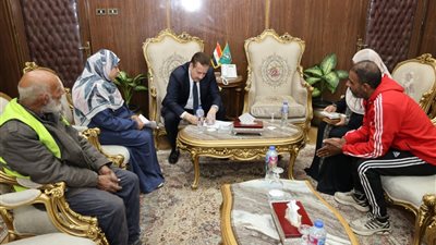 محافظ المنوفية يلتقي حالات إنسانية ويقرر صرف مساعدات مالية وعينية للأسر الأولى بالرعاية