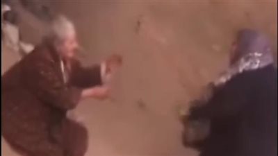 أقوال المتهمة بضرب والدتها في الشارع بالزقازيق: مش بتسمع كلامي.. وبعمل كده عشان مصلحتها
