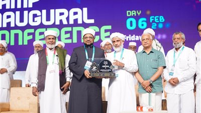 أمين البحوث الإسلامية يتسلم درع تكريم شيخ الأزهر بالمؤتمر المئوي لجمعية العلماء في الهند