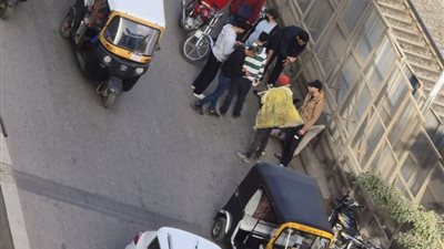 بسبب السير عكس الاتجاه.. إصابة سائق موتوسيكل اصطدم بملاكي أعلى كوبري سنان بالزيتون