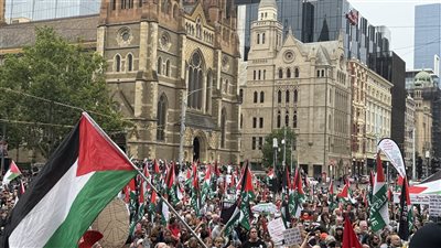 بالأعلام الفلسطينية.. مظاهرات مناهضة لتل أبيب في أستراليا تزامنا مع زيارة الرئيس الإسرائيلي 