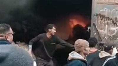 حريق بمخزن خردة في شارع زغلول بالهرم.. والحماية المدنية تحاول السيطرة| صور