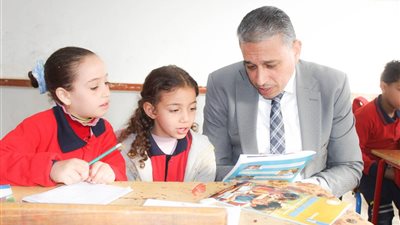 مدير تعليم الجيزة يرصد طلابًا خارج أسوار المدارس خلال اليوم الدراسي ويوجه بدراسة حالاتهم الاجتماعية والتعليمية