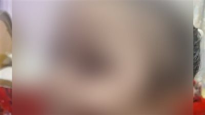 ماما كوتني بالشوكة في وشي.. ضبط أم متهمة بتعذيب طفلتها في كفر الشيخ بعد انتشار فيديو مؤثر للصغيرة