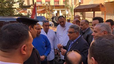 محافظ الدقهلية يعزي أسر المتوفين في انقلاب سيارة عمال السنبلاوين.. ويطمئن على حالة مصابي الحادث