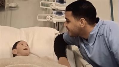 دوري أطمنه.. أول تعليق من الممرض صاحب فيديو الغناء للرضيع داخل العناية المركزة