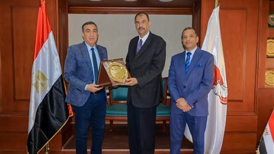 محافظ سوهاج يستقبل رئيس الخدمات البيطرية لمتابعة جاهزية مركز التلقيح الصناعي بطهطا قبل افتتاحه