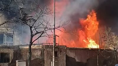 المكان تفحم.. السيطرة على حريق مصنع بويات في برج العرب بالإسكندرية 