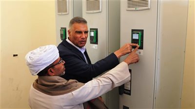 مستشار الرئيس لمبادرة حياة كريمة يعقد اجتماعًا مع محافظ أسوان وممثلي الوزارات للإسراع بالمشروعات