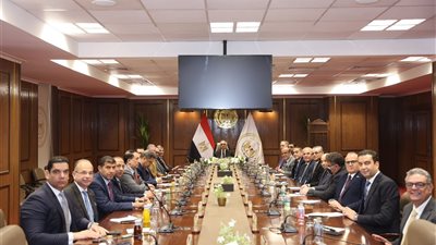 بعد أدائه اليمين الدستورية.. وزير العدل يصل إلى مقر الوزارة ويباشر مهام عمله بالاجتماع مع مساعديه