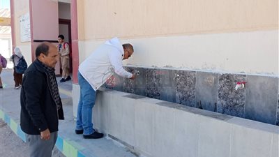 سقيا الماء تخليدًا لجهود معلمة راحلة بمدرسة السادات الابتدائية بمطروح 